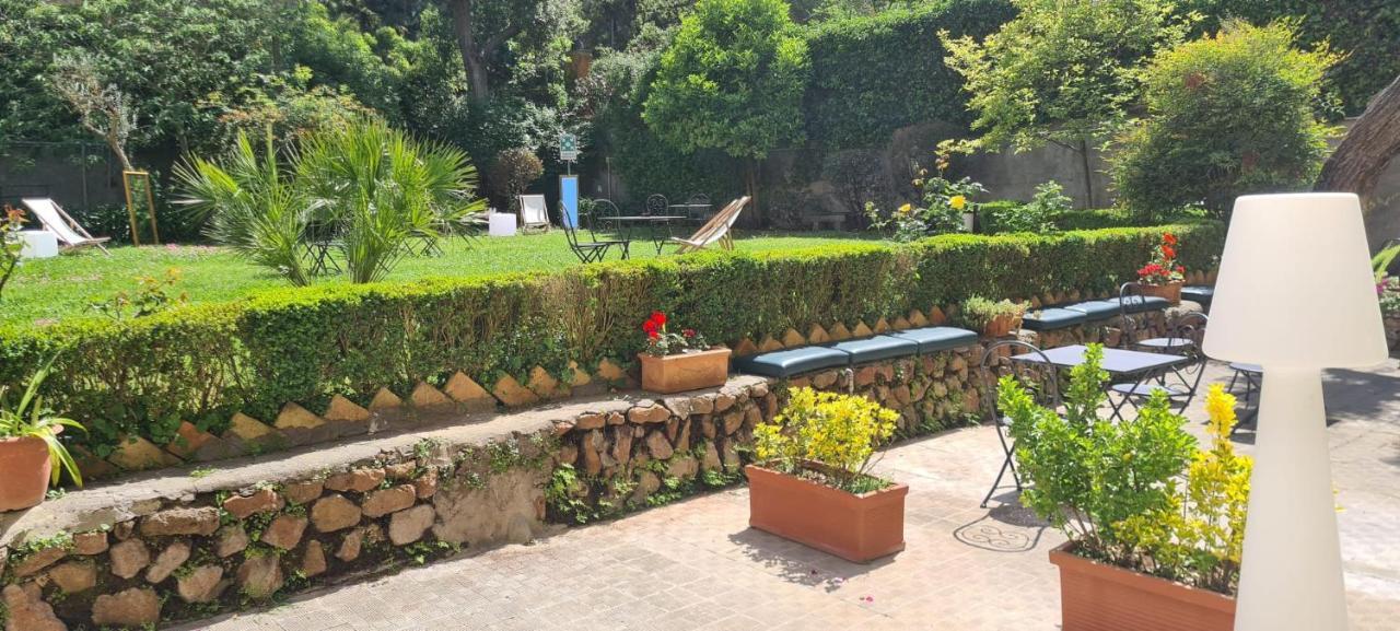 Riari Garden Bed and breakfast 5*
